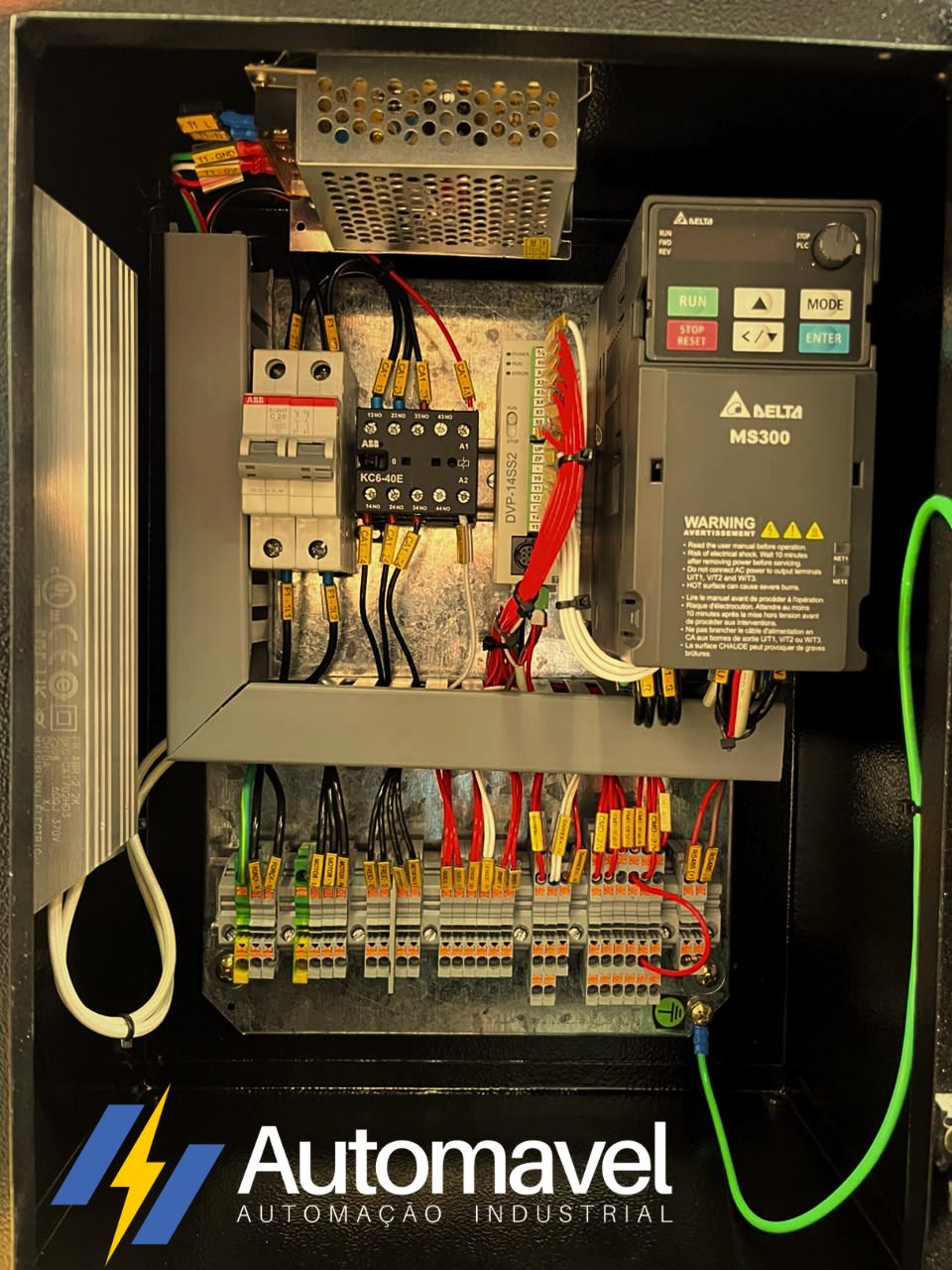Quadro de comando Hi.flo — inversor Delta MS300, CLP e barramento de bornes
