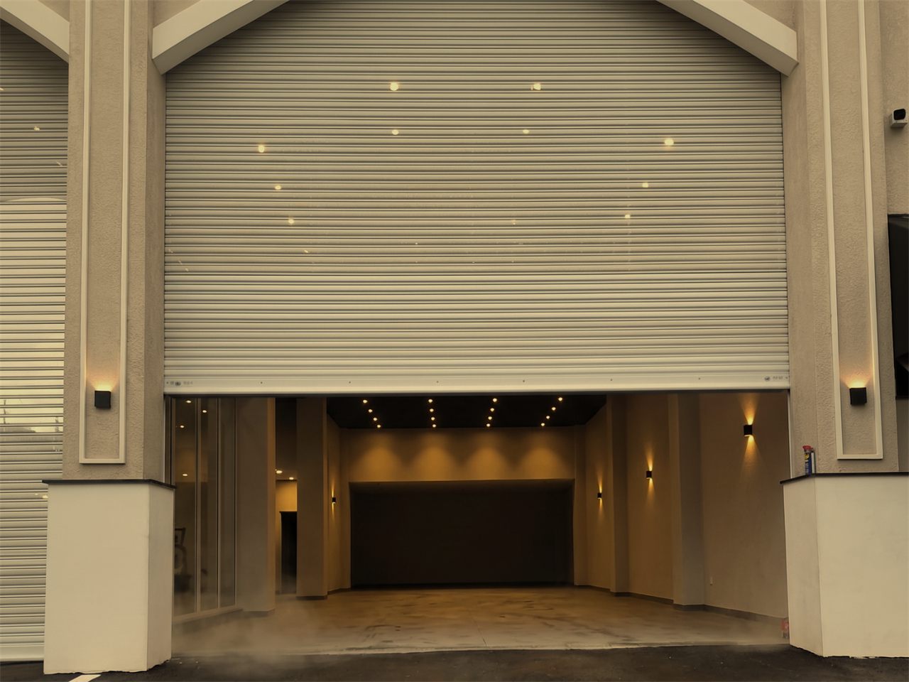 Portão Hi.flo de alto fluxo aberto na entrada de um empreendimento